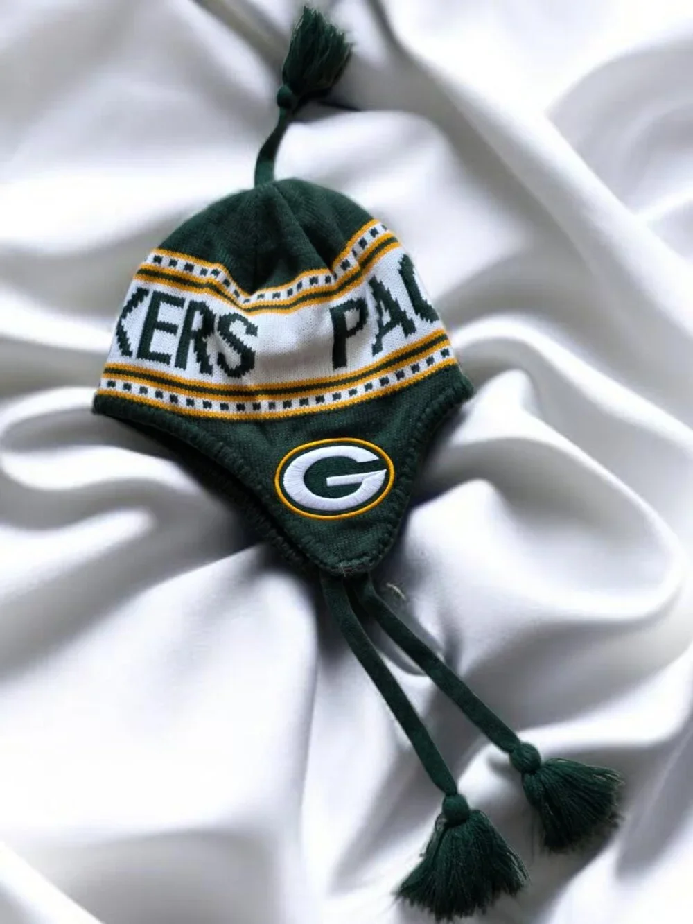 EUC NFL Team Apparel Kids Fleece/Knit Green Bay Packer Logo Beanie with Tassles